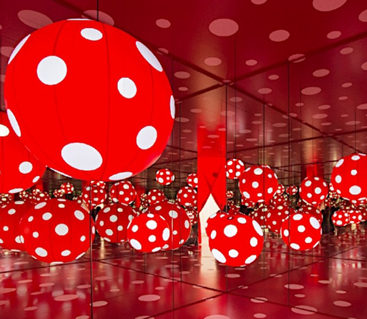 Yayoi Kusama, Dots Obsession, 2013-16, installation. Wikimedia Commons 