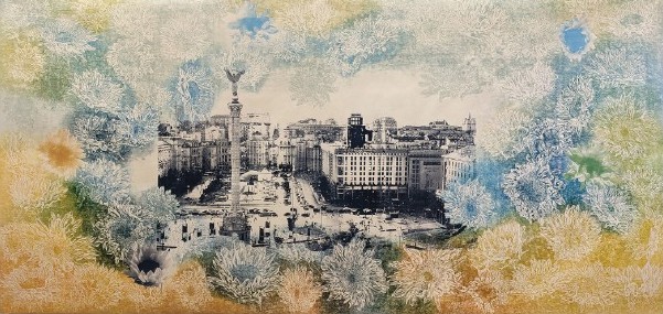 A print by Yoshiko Shimano. It depicts a black and white city scene of Kiev featuring Independence Monument. It’s surrounded by blue, green, yellow and orange sunflowers that have a cloud/dream-like quality to them. 